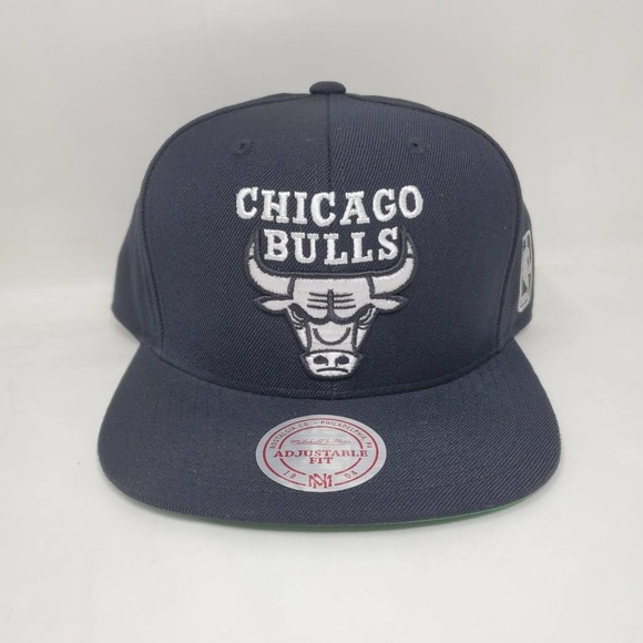 NBA Mitchell & Ness B&W Classic Logo Snapback Hat - Chicago Bulls - Picture 1 of 4